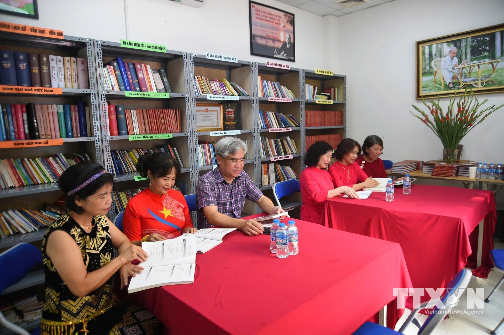 Thư viện cộng đồng với nhiều đầu sách thuộc nhiều lĩnh vực, góp phần khuyến khích văn hóa đọc trong nhân dân. (Ảnh: Khánh Hoà/TTXVN)